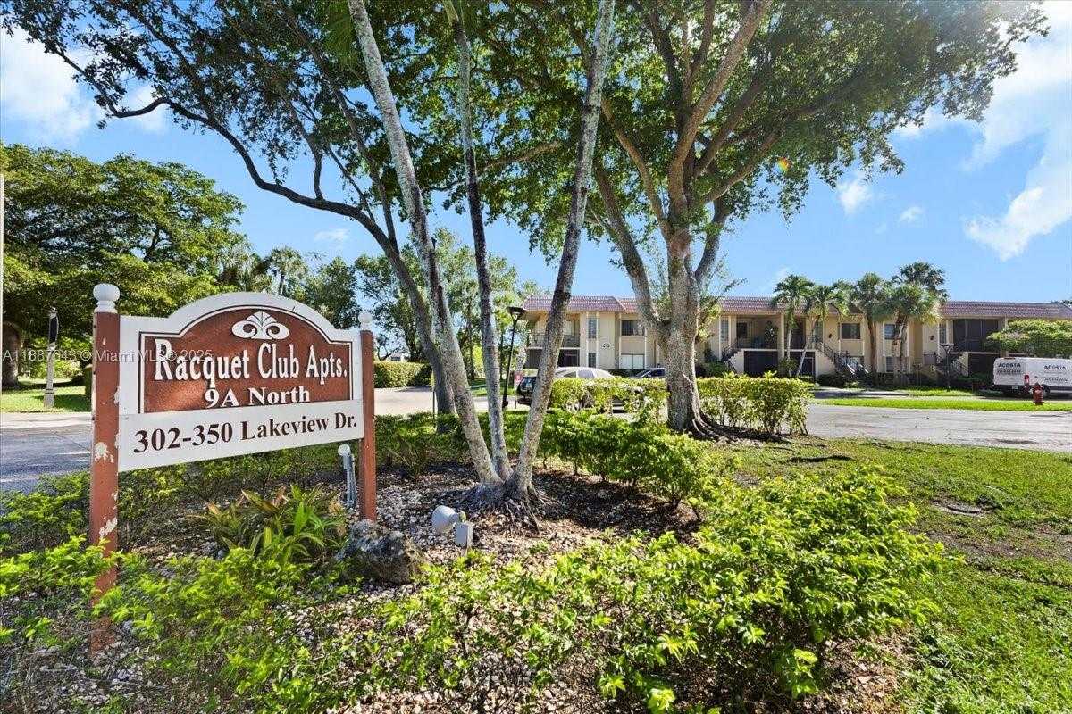 Small Image of 302 LAKEVIEW DR #203, Weston Number 4