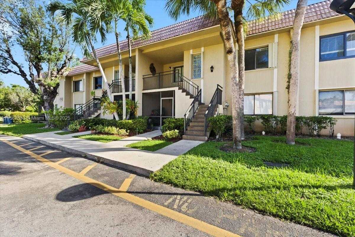 Small Image of 302 LAKEVIEW DR #203, Weston Number 5