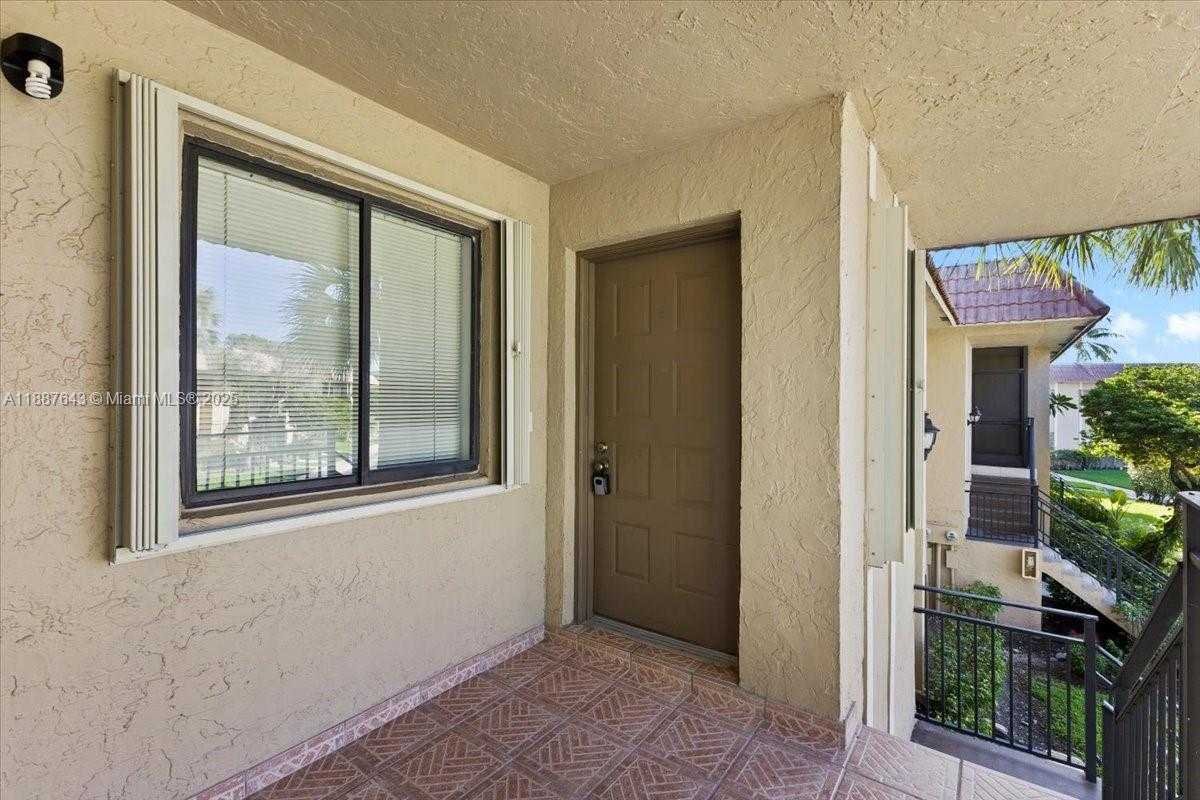 Small Image of 302 LAKEVIEW DR #203, Weston Number 8