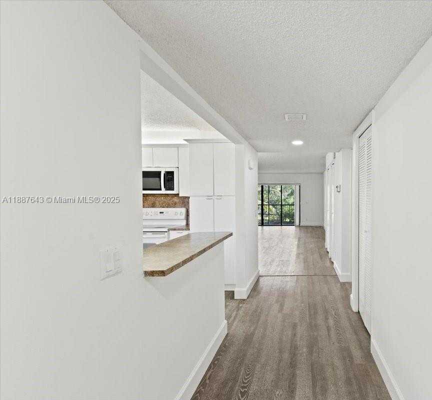 Small Image of 302 LAKEVIEW DR #203, Weston Number 9