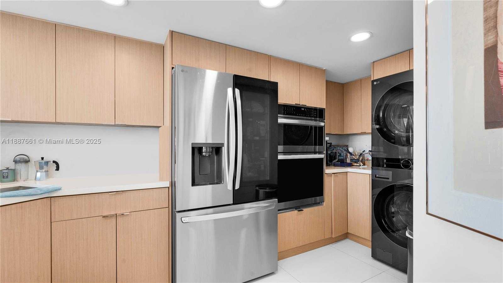 Small Image of 7601 EAST TREASURE DR #1011, North Bay Village Number 4
