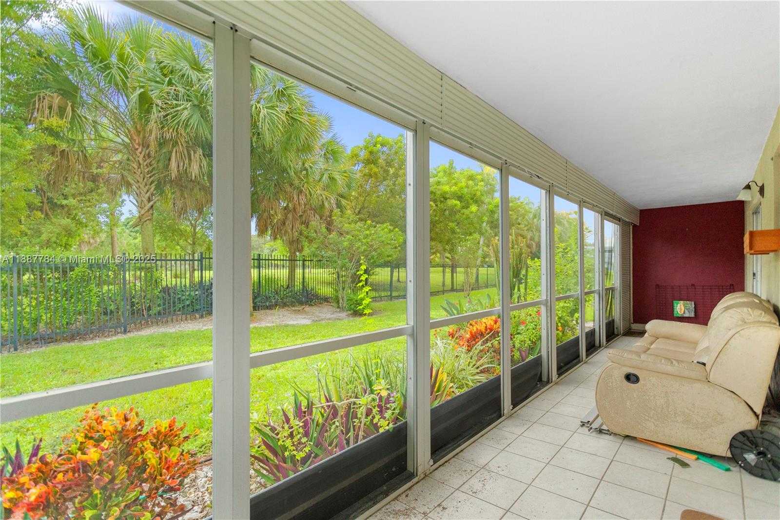 Small Image of 4800 HILLCREST LN #101, Hollywood Number 2