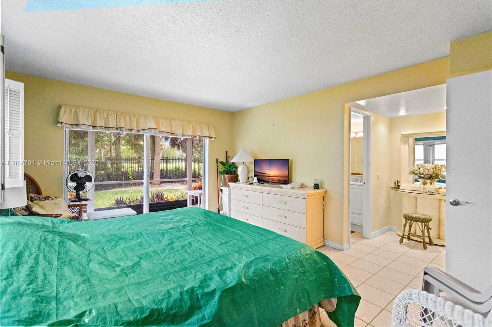 Small Image of 4800 HILLCREST LN #101, Hollywood Number 24