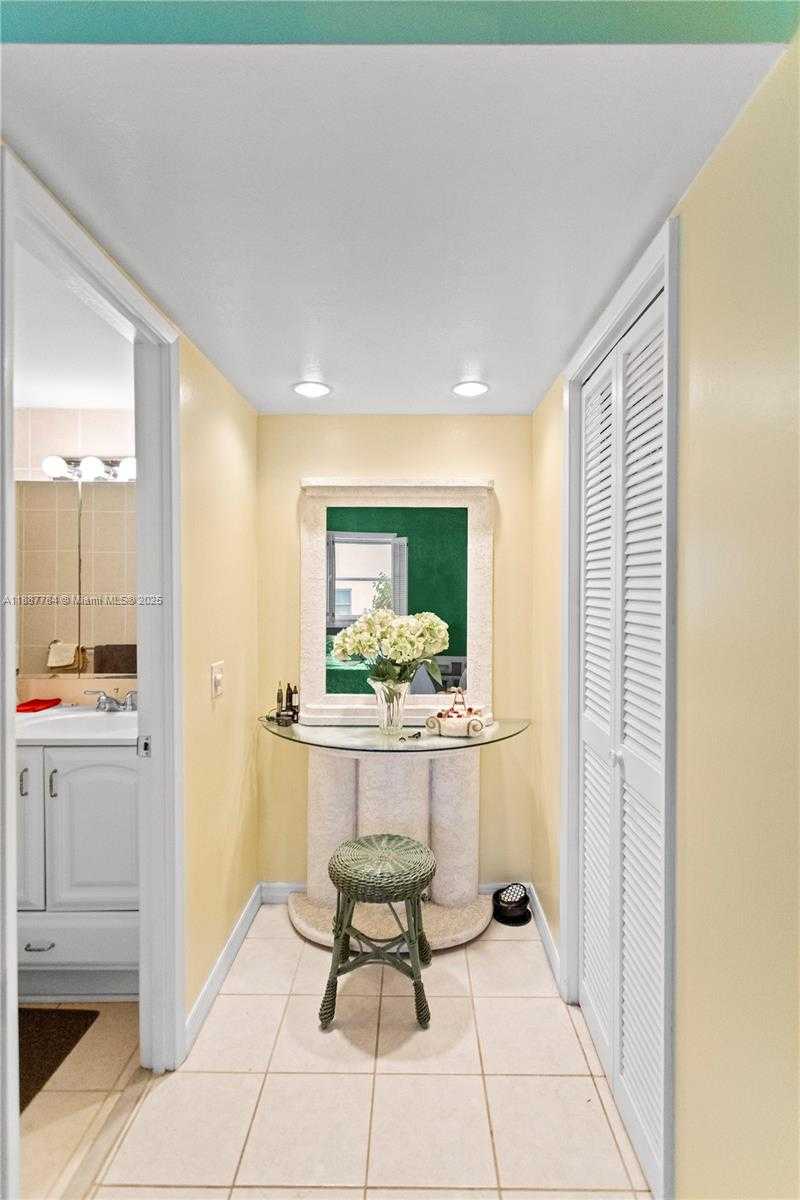 Small Image of 4800 HILLCREST LN #101, Hollywood Number 28