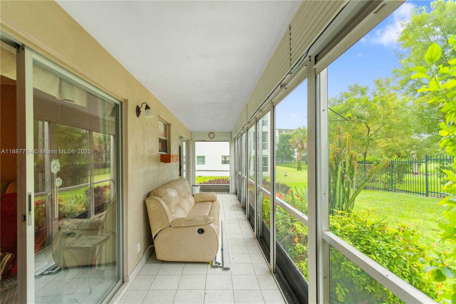 Small Image of 4800 HILLCREST LN #101, Hollywood Number 3