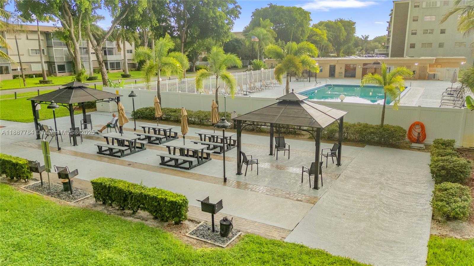 Small Image of 4800 HILLCREST LN #101, Hollywood Number 32