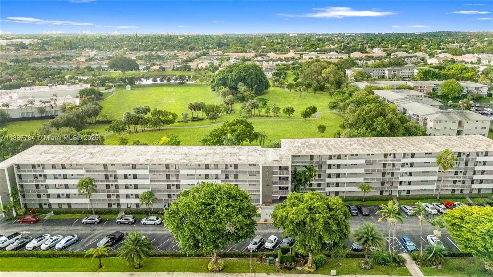 Small Image of 4800 HILLCREST LN #101, Hollywood Number 33
