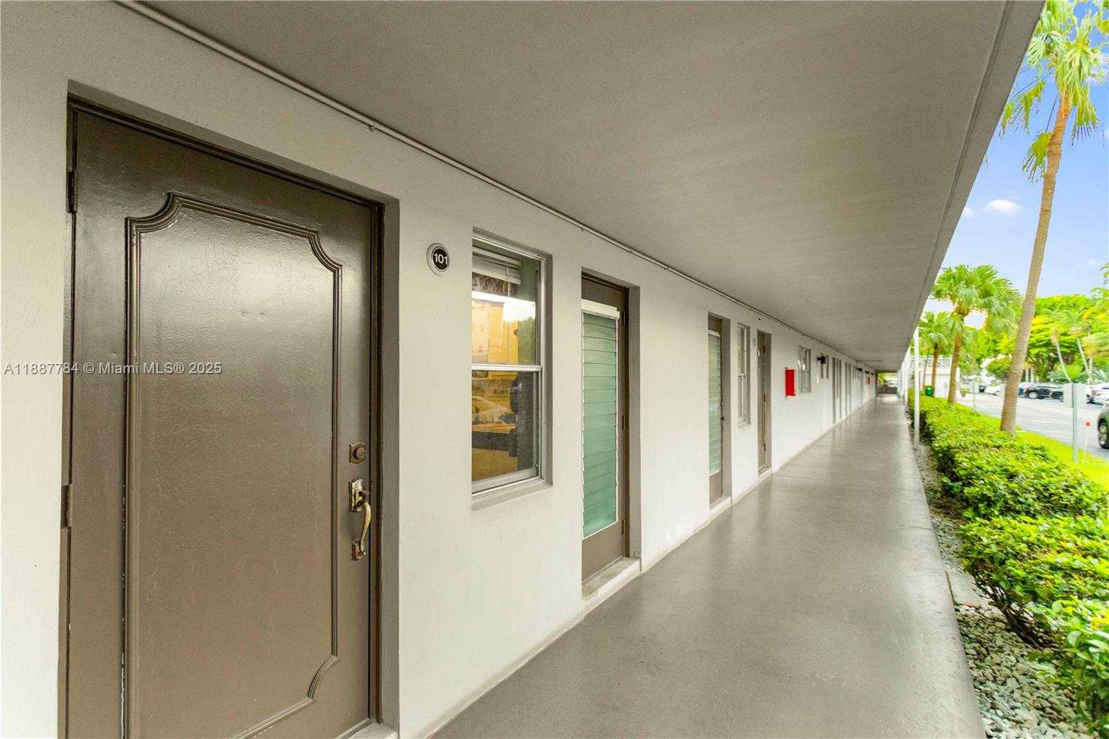 Small Image of 4800 HILLCREST LN #101, Hollywood Number 35