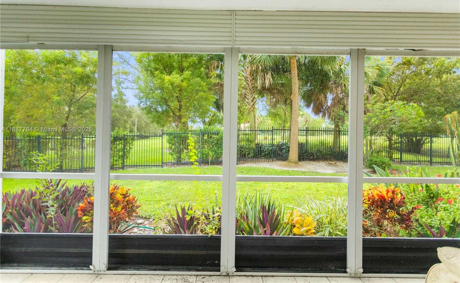 Small Image of 4800 HILLCREST LN #101, Hollywood Number 4