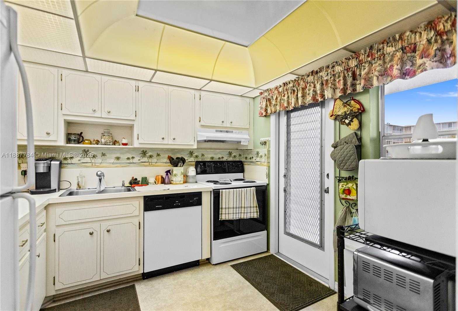 Small Image of 4800 HILLCREST LN #101, Hollywood Number 7