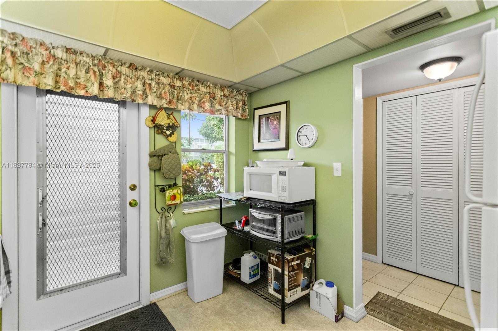 Small Image of 4800 HILLCREST LN #101, Hollywood Number 9