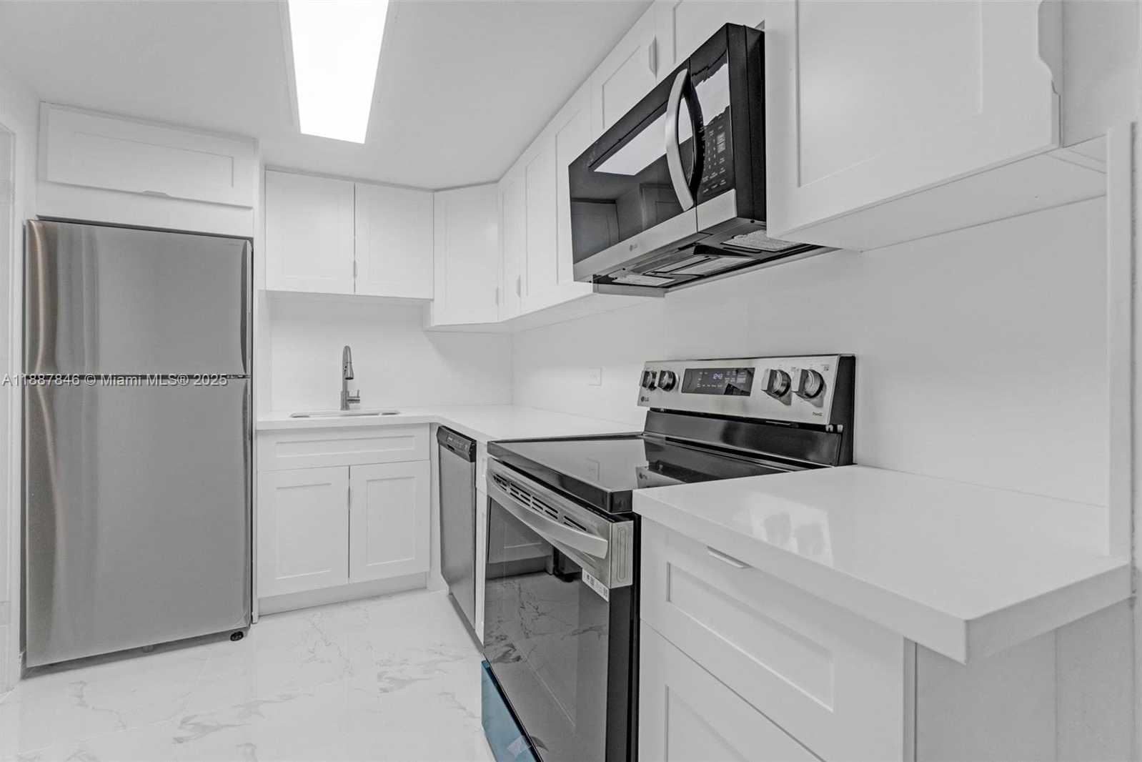Small Image of 905 BRICKELL BAY DR #1823, Miami Number 2
