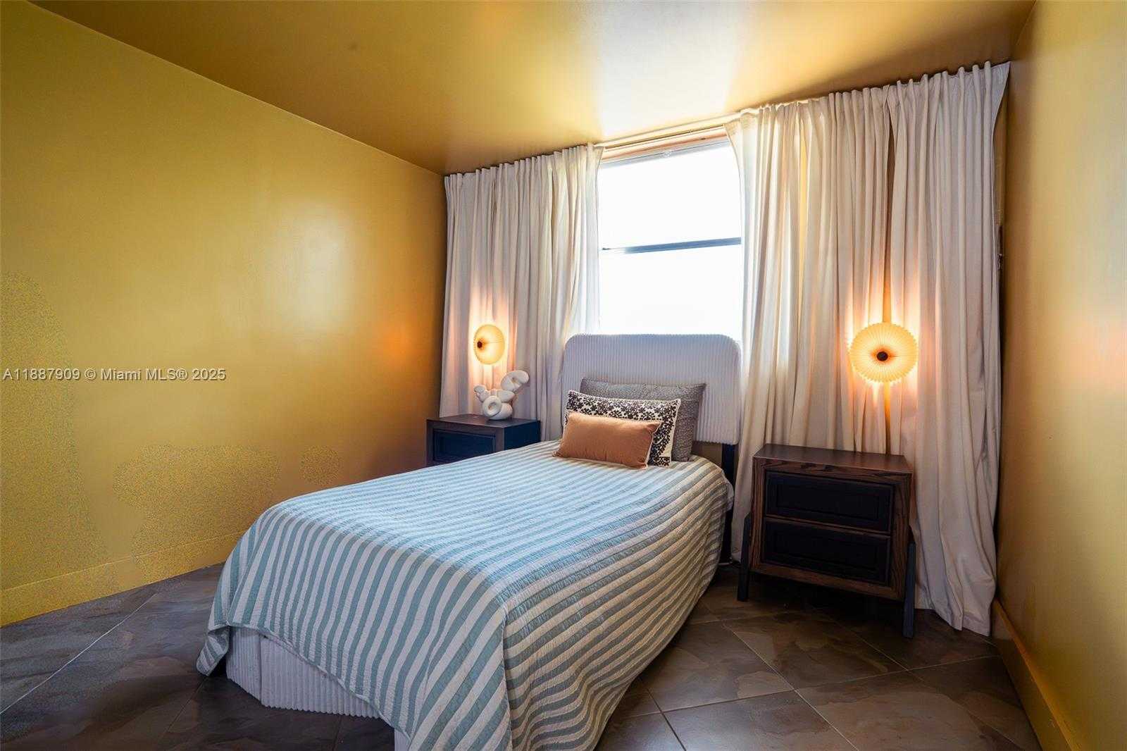 Small Image of 1801 SOUTH TREASURE DR #526, North Bay Village Number 2