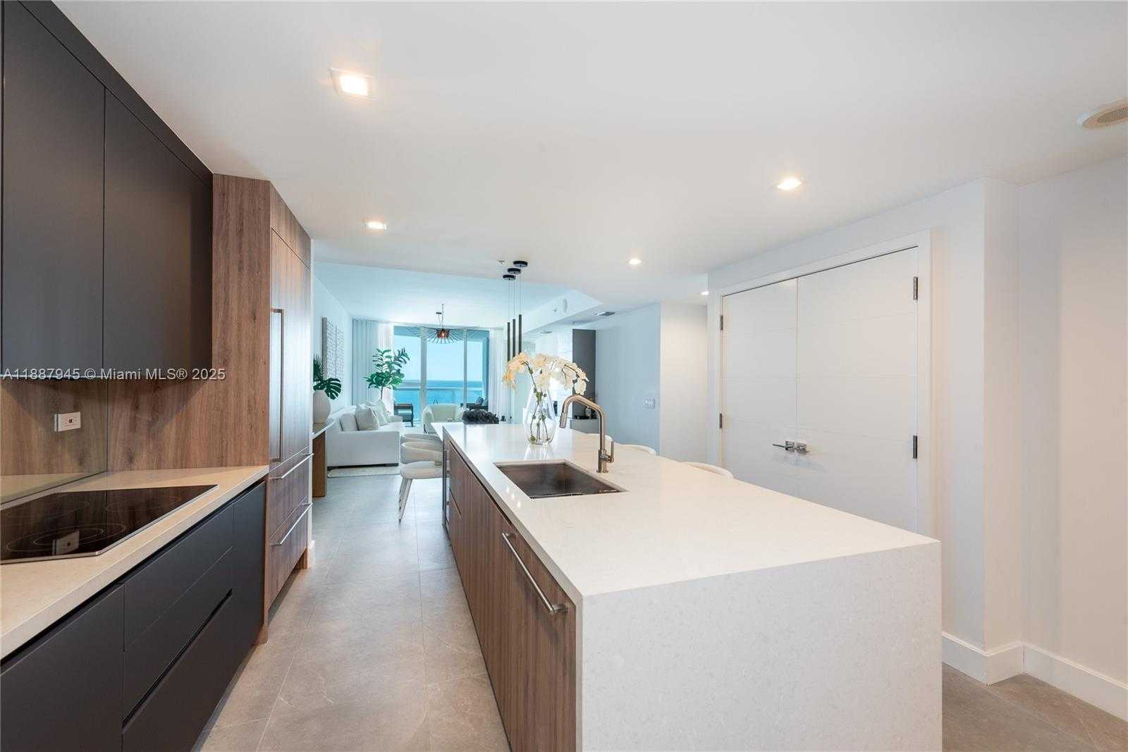 Small Image of 3801 COLLINS AVE #1502, Miami Beach Number 14