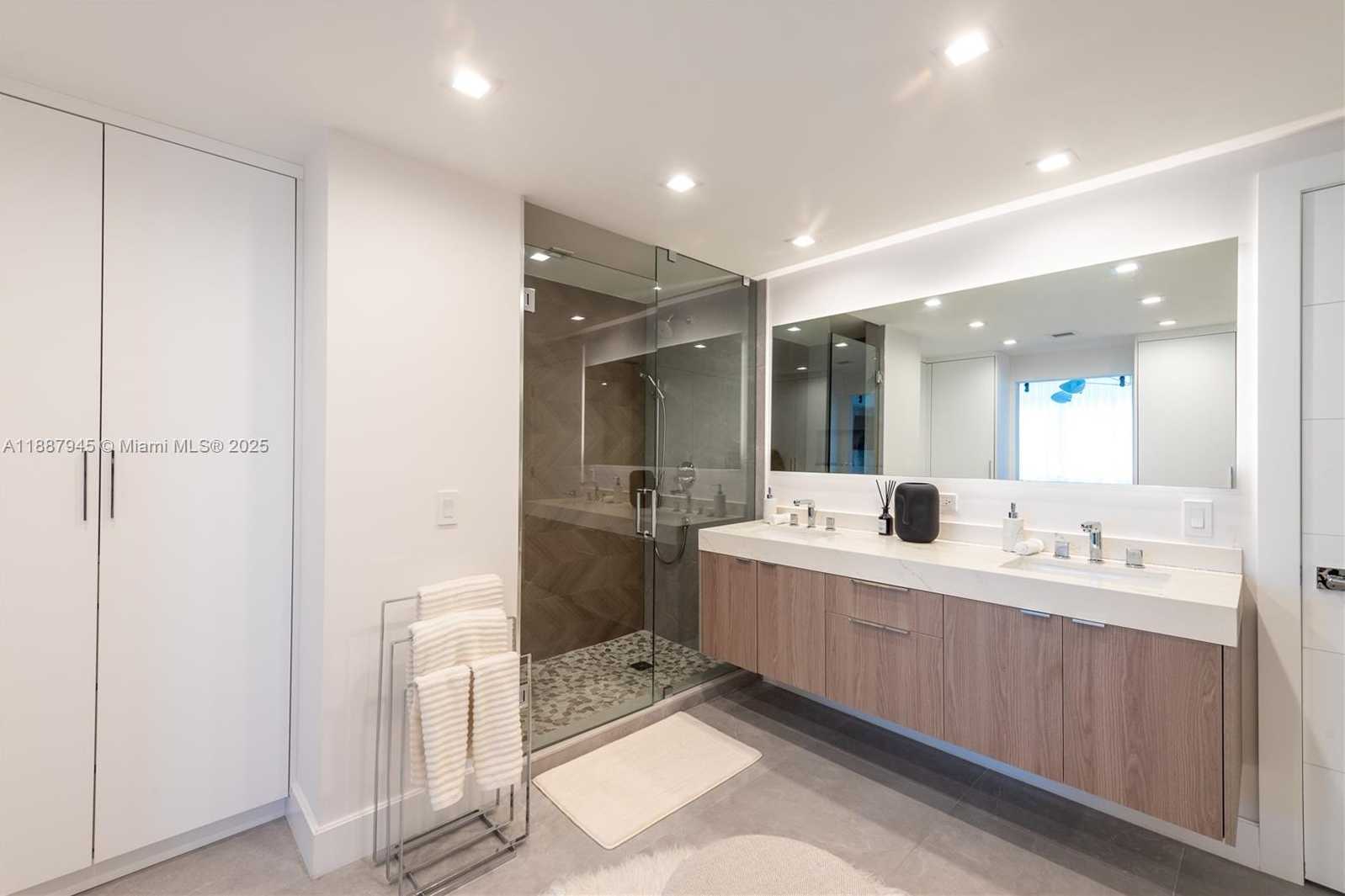 Small Image of 3801 COLLINS AVE #1502, Miami Beach Number 19