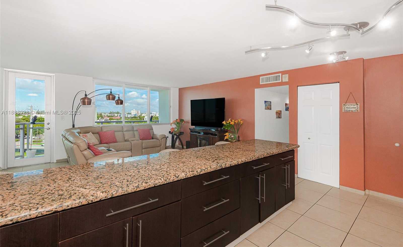 Small Image of 7135 COLLINS AVE #625, Miami Beach Number 4