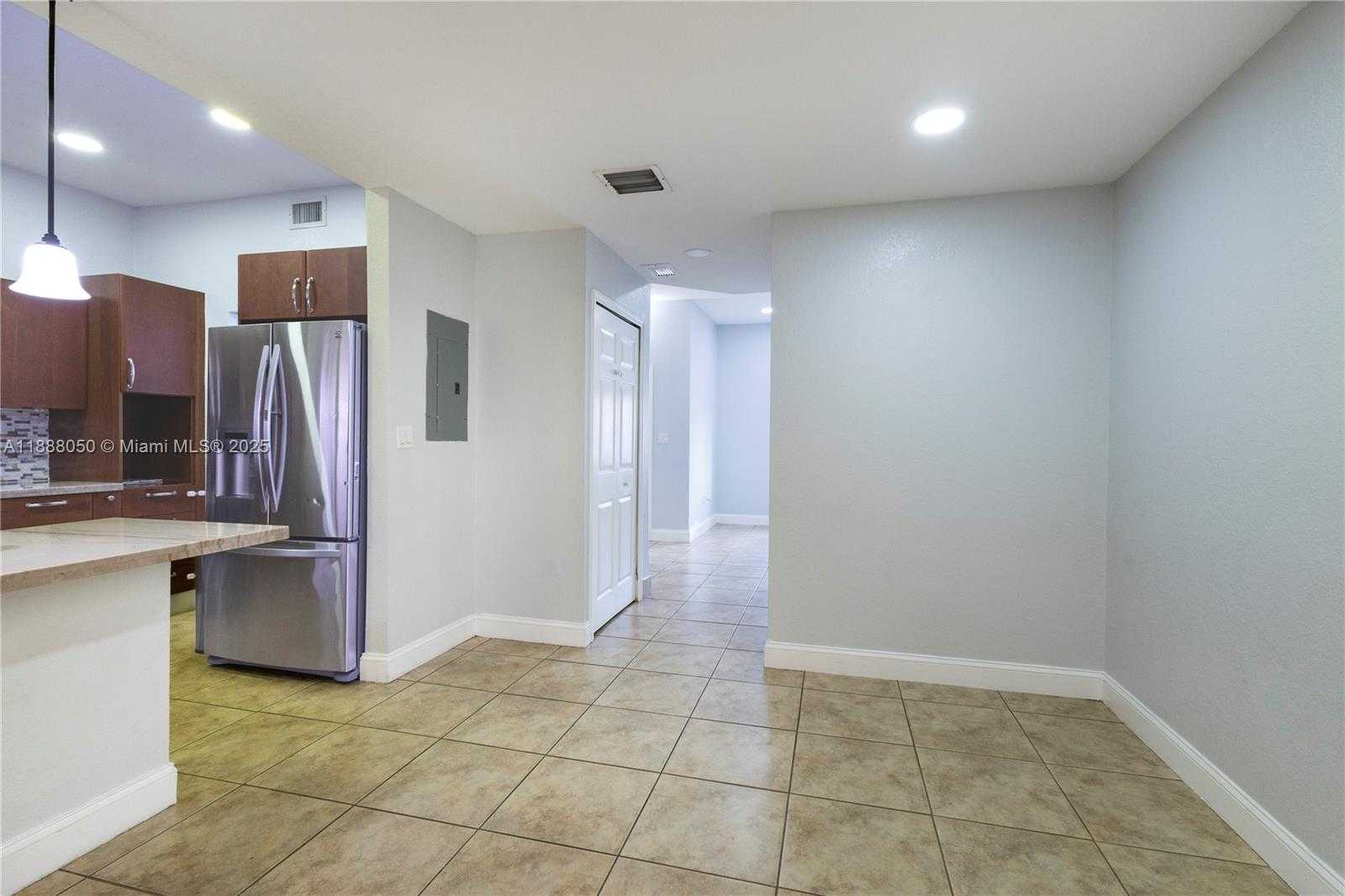Small Image of 18038 NORTH WEST 74TH CT, Hialeah Number 11