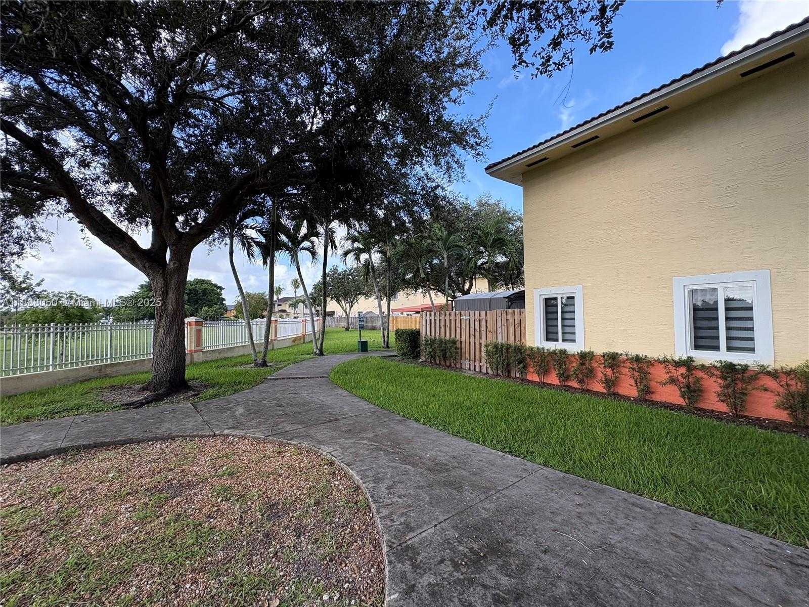 Small Image of 18038 NORTH WEST 74TH CT, Hialeah Number 37