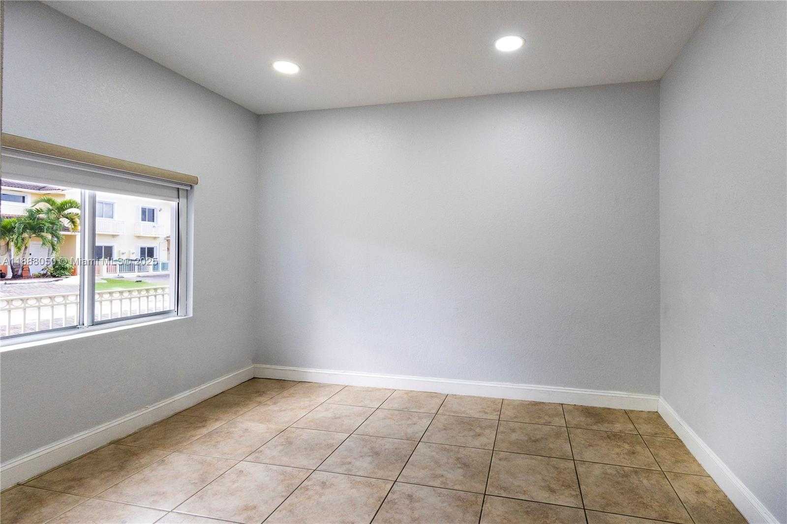 Small Image of 18038 NORTH WEST 74TH CT, Hialeah Number 5