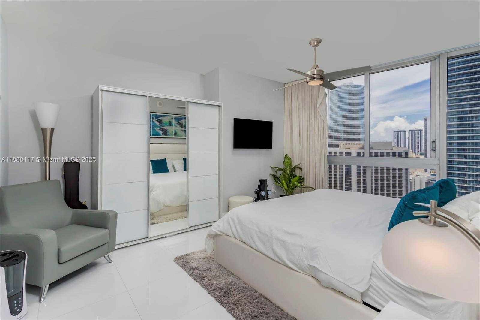 Small Image of 485 BRICKELL AVE #2502, Miami Number 11