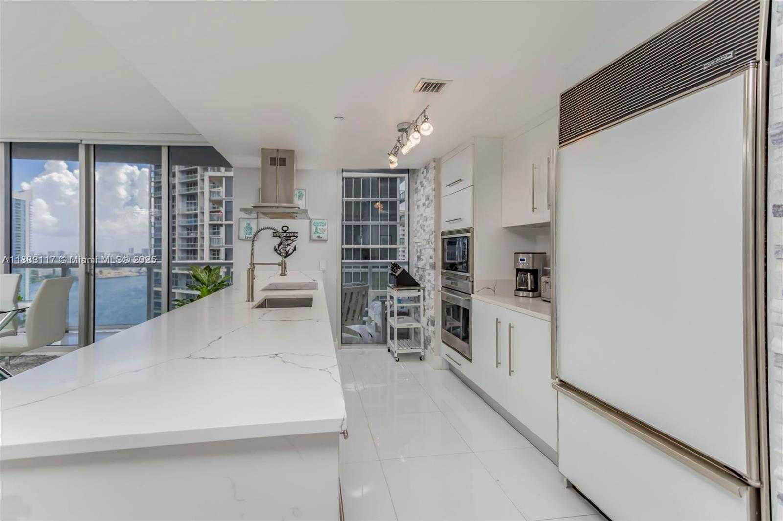 Small Image of 485 BRICKELL AVE #2502, Miami Number 6