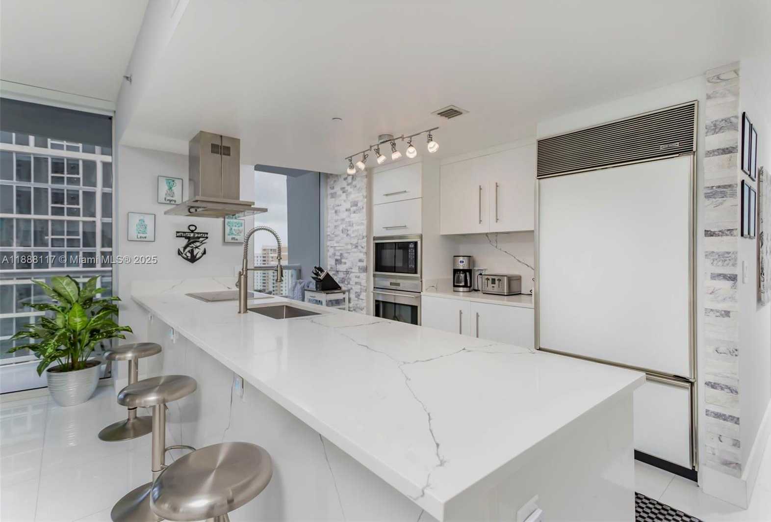 Small Image of 485 BRICKELL AVE #2502, Miami Number 7