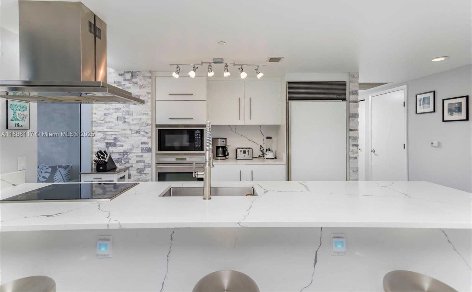 Small Image of 485 BRICKELL AVE #2502, Miami Number 8