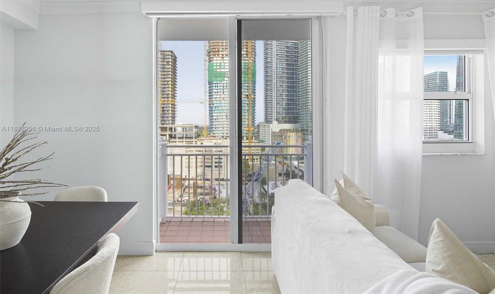 Small Image of 185 SOUTH EAST 14 TER #1709, Miami Number 4