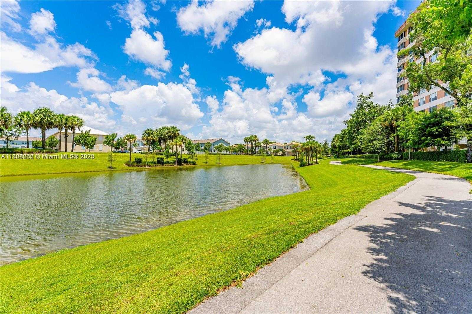 Small Image of 1101 HILLCREST CT #307, Hollywood Number 15