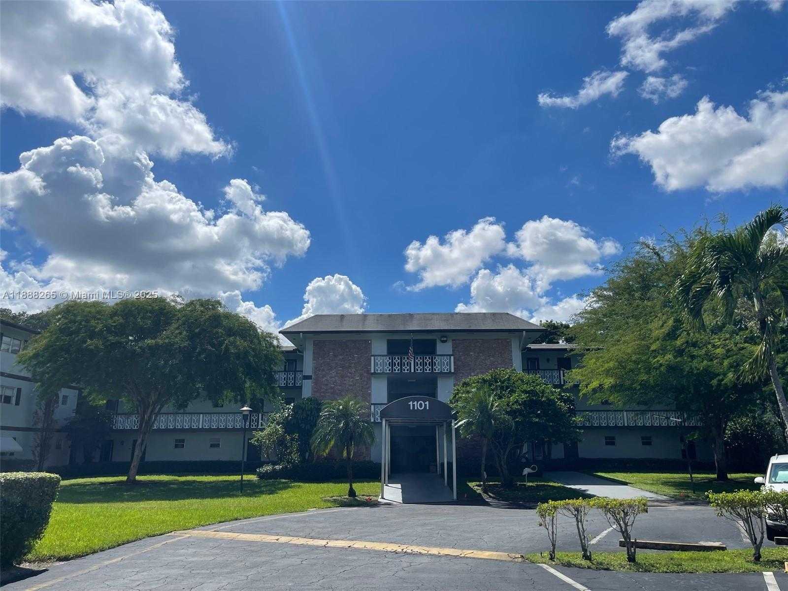 Small Image of 1101 HILLCREST CT #307, Hollywood Number 4