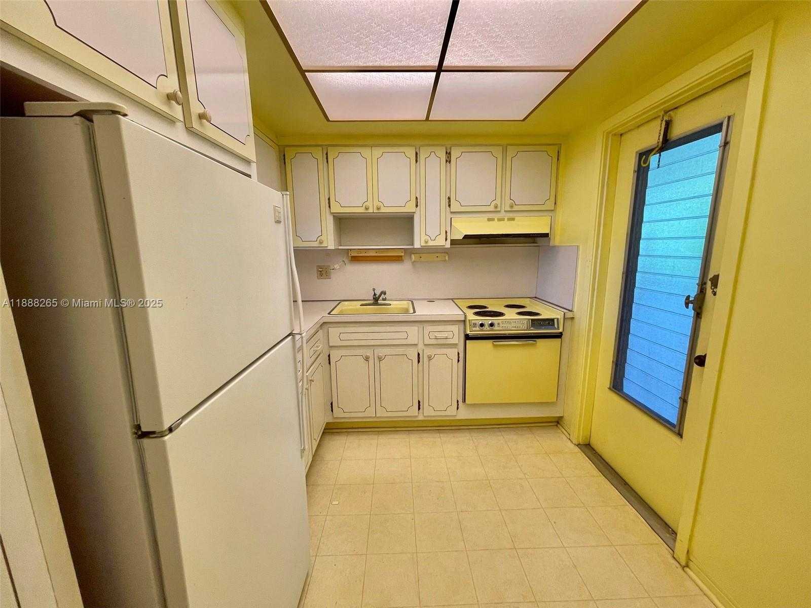 Small Image of 1101 HILLCREST CT #307, Hollywood Number 7