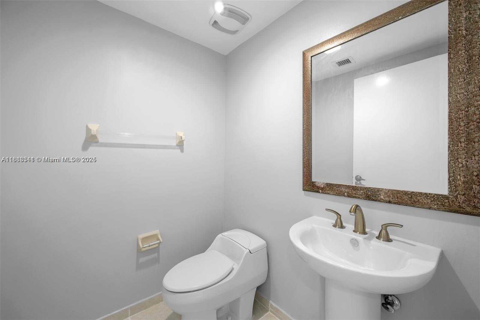 Small Image of 14951 ROYAL OAKS LN #2009, North Miami Number 11