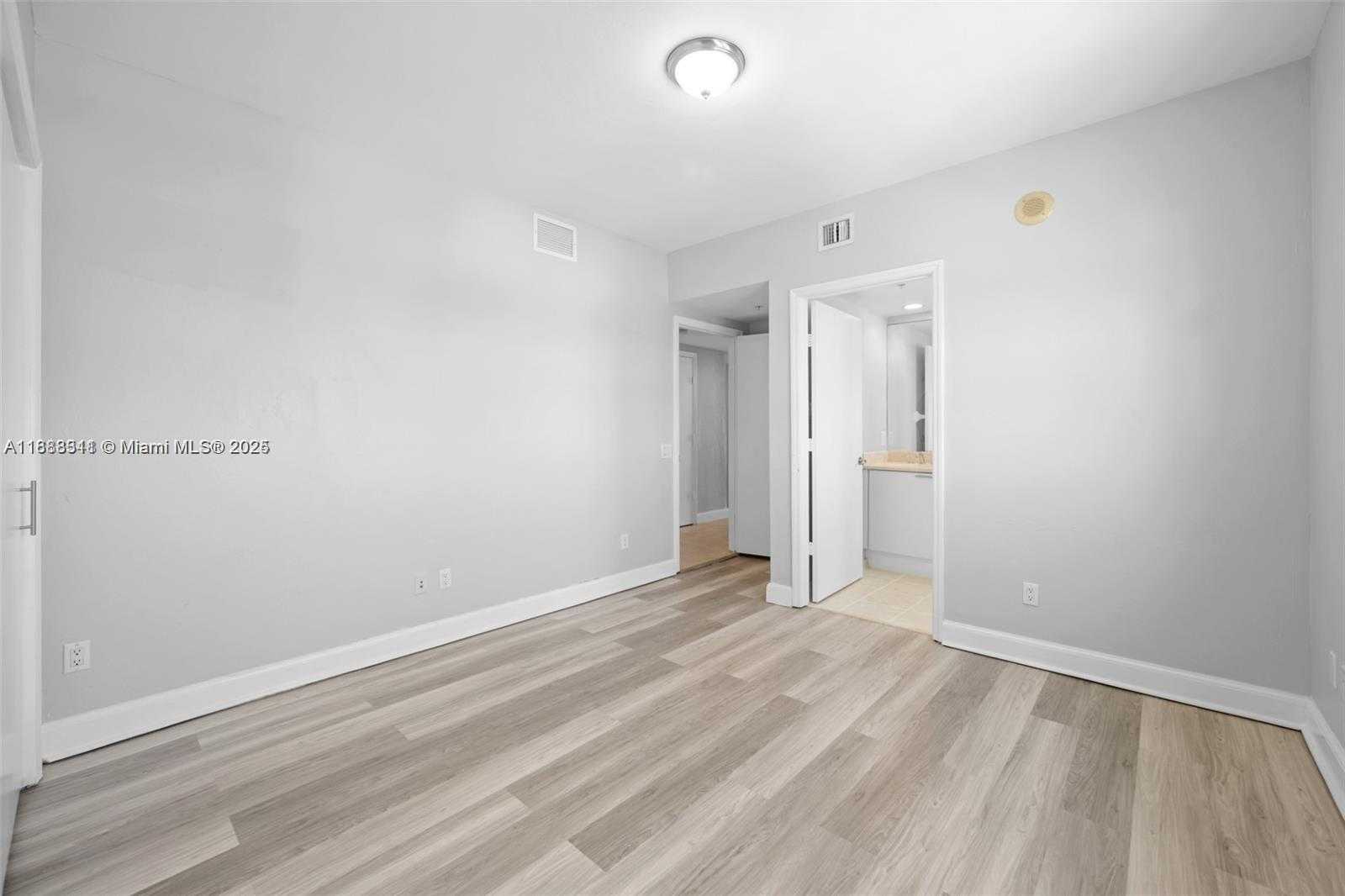 Small Image of 14951 ROYAL OAKS LN #2009, North Miami Number 13