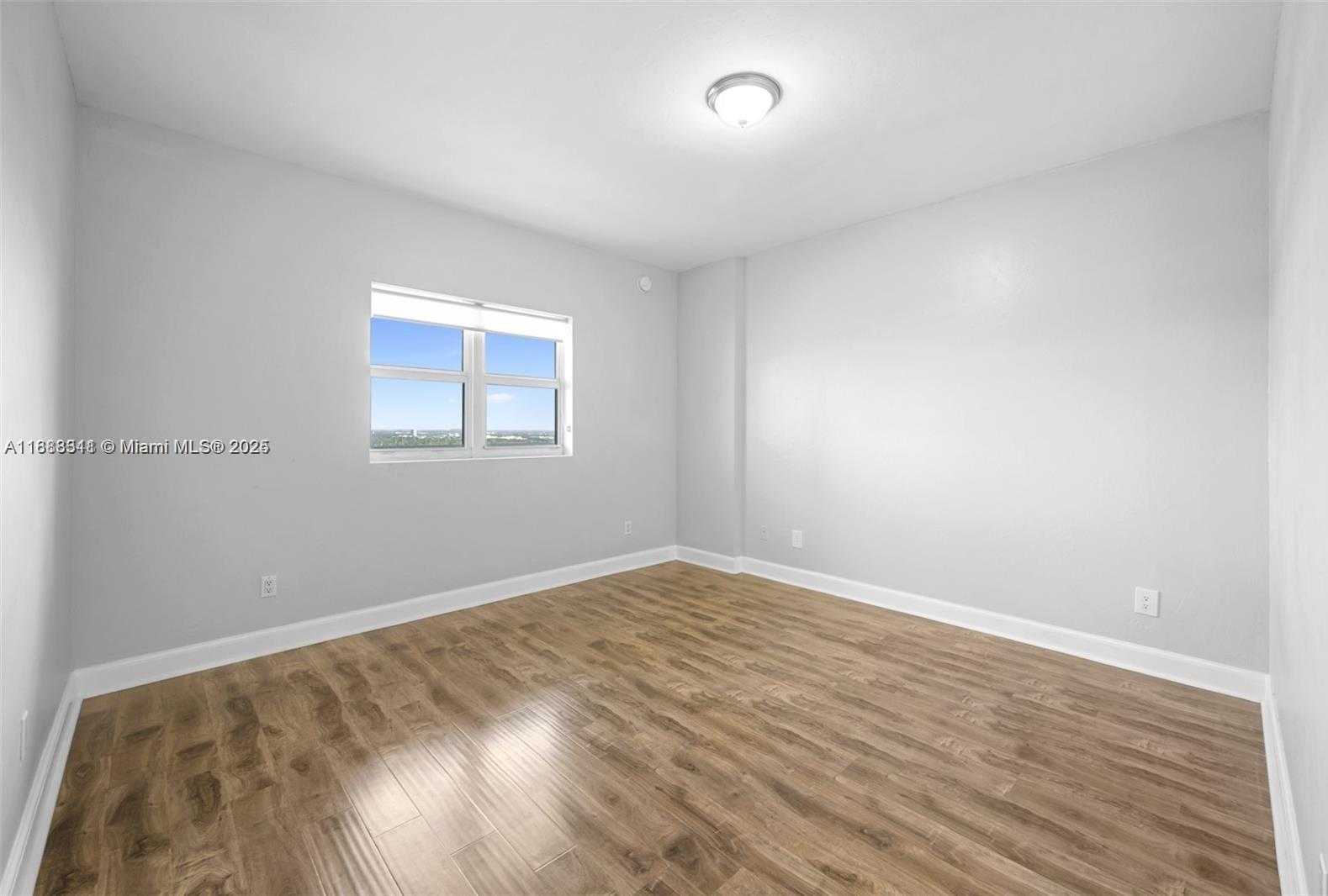 Small Image of 14951 ROYAL OAKS LN #2009, North Miami Number 15