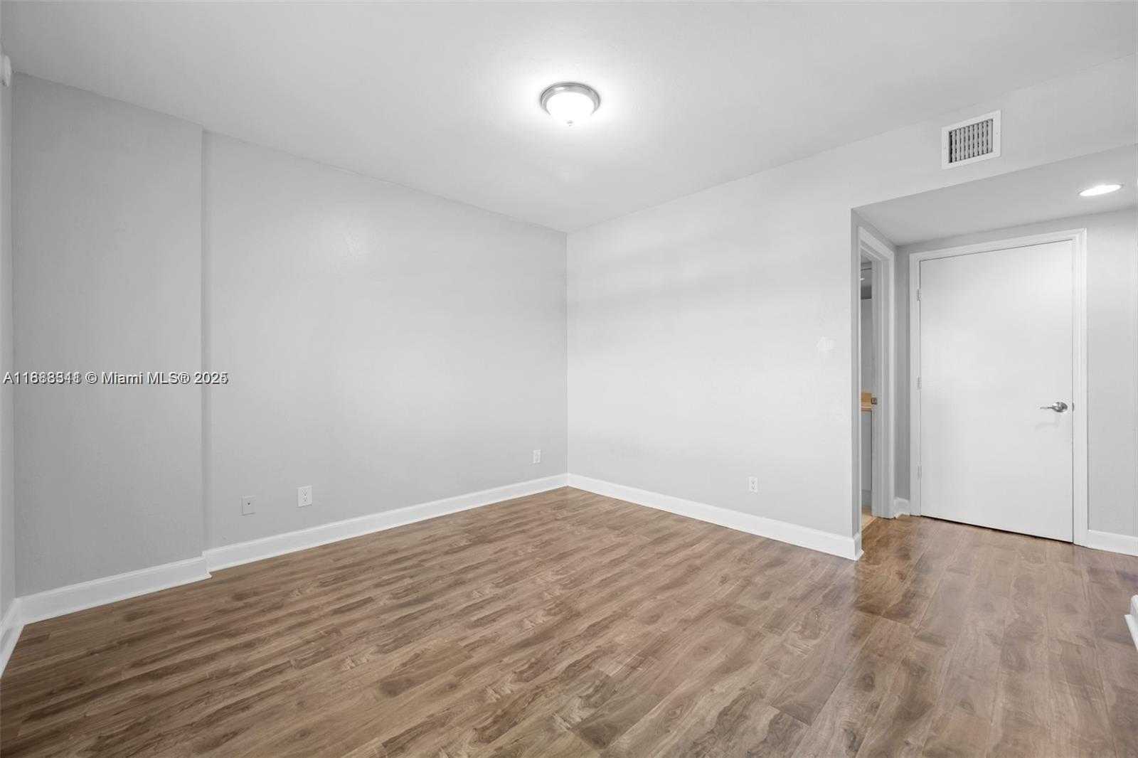 Small Image of 14951 ROYAL OAKS LN #2009, North Miami Number 16