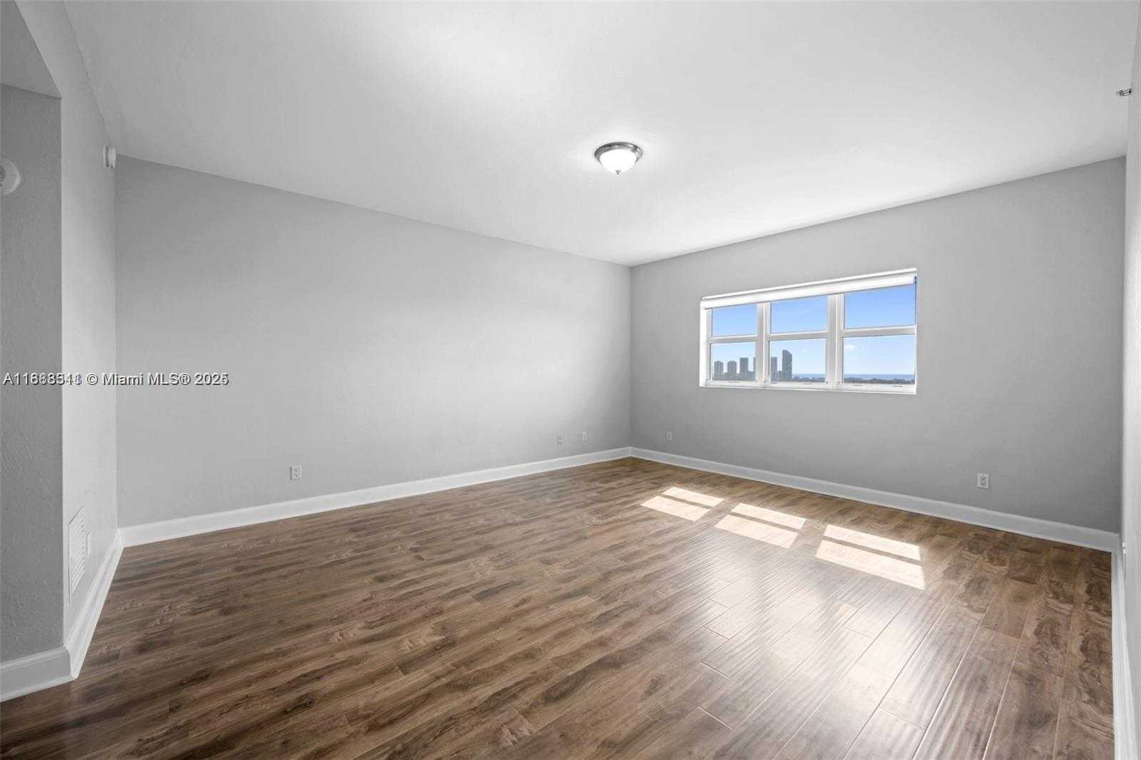 Small Image of 14951 ROYAL OAKS LN #2009, North Miami Number 19