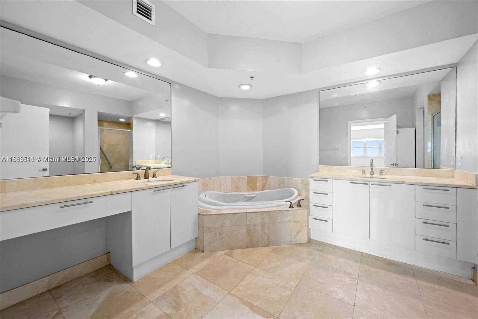 Small Image of 14951 ROYAL OAKS LN #2009, North Miami Number 20