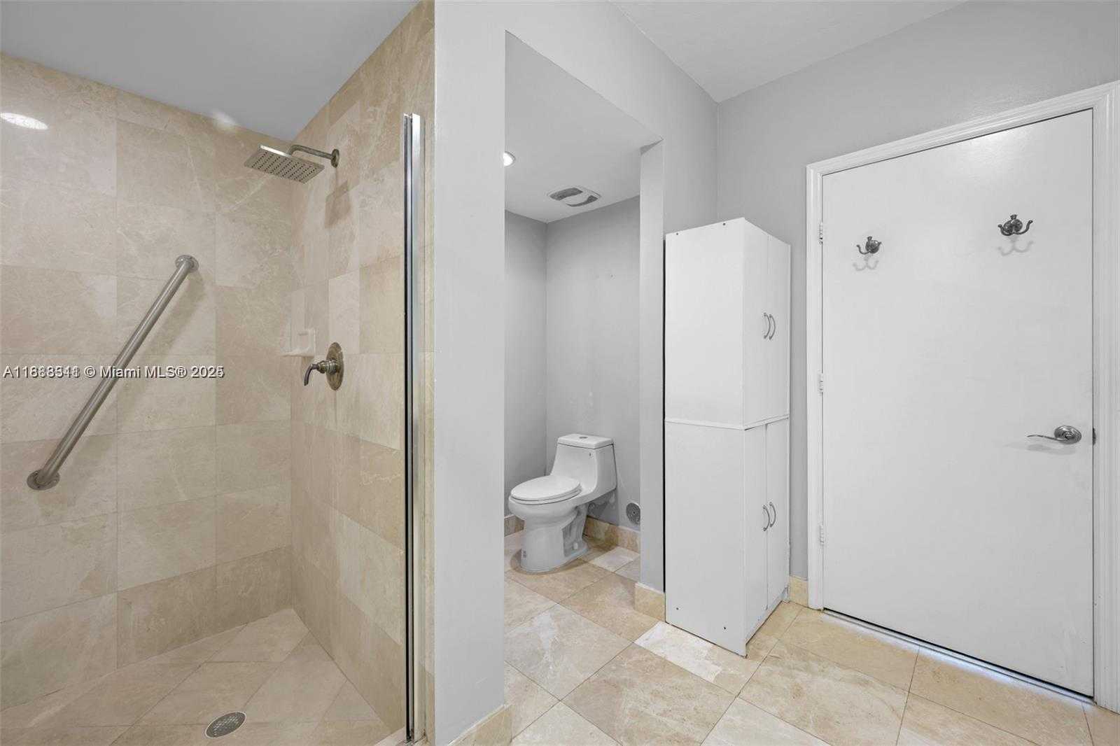 Small Image of 14951 ROYAL OAKS LN #2009, North Miami Number 21