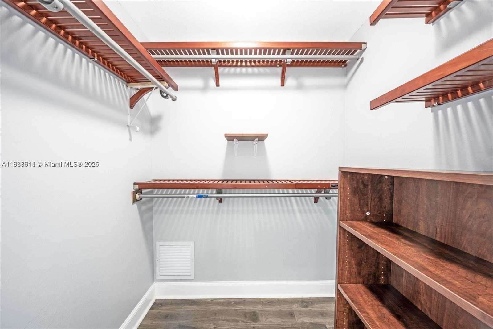 Small Image of 14951 ROYAL OAKS LN #2009, North Miami Number 22