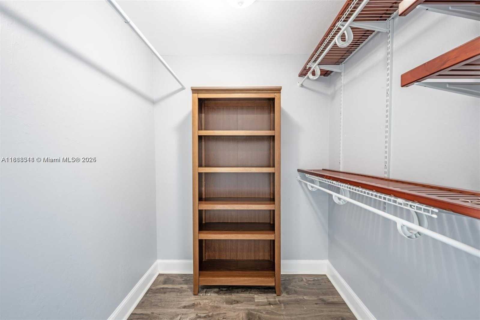 Small Image of 14951 ROYAL OAKS LN #2009, North Miami Number 23