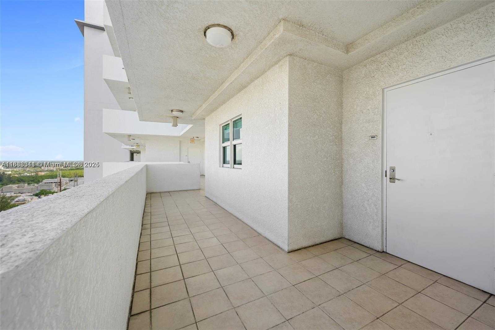 Small Image of 14951 ROYAL OAKS LN #2009, North Miami Number 25