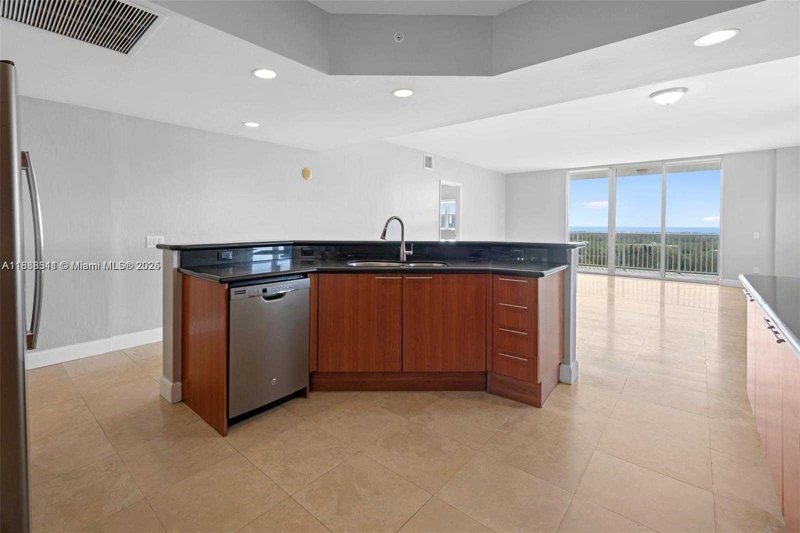 Small Image of 14951 ROYAL OAKS LN #2009, North Miami Number 3