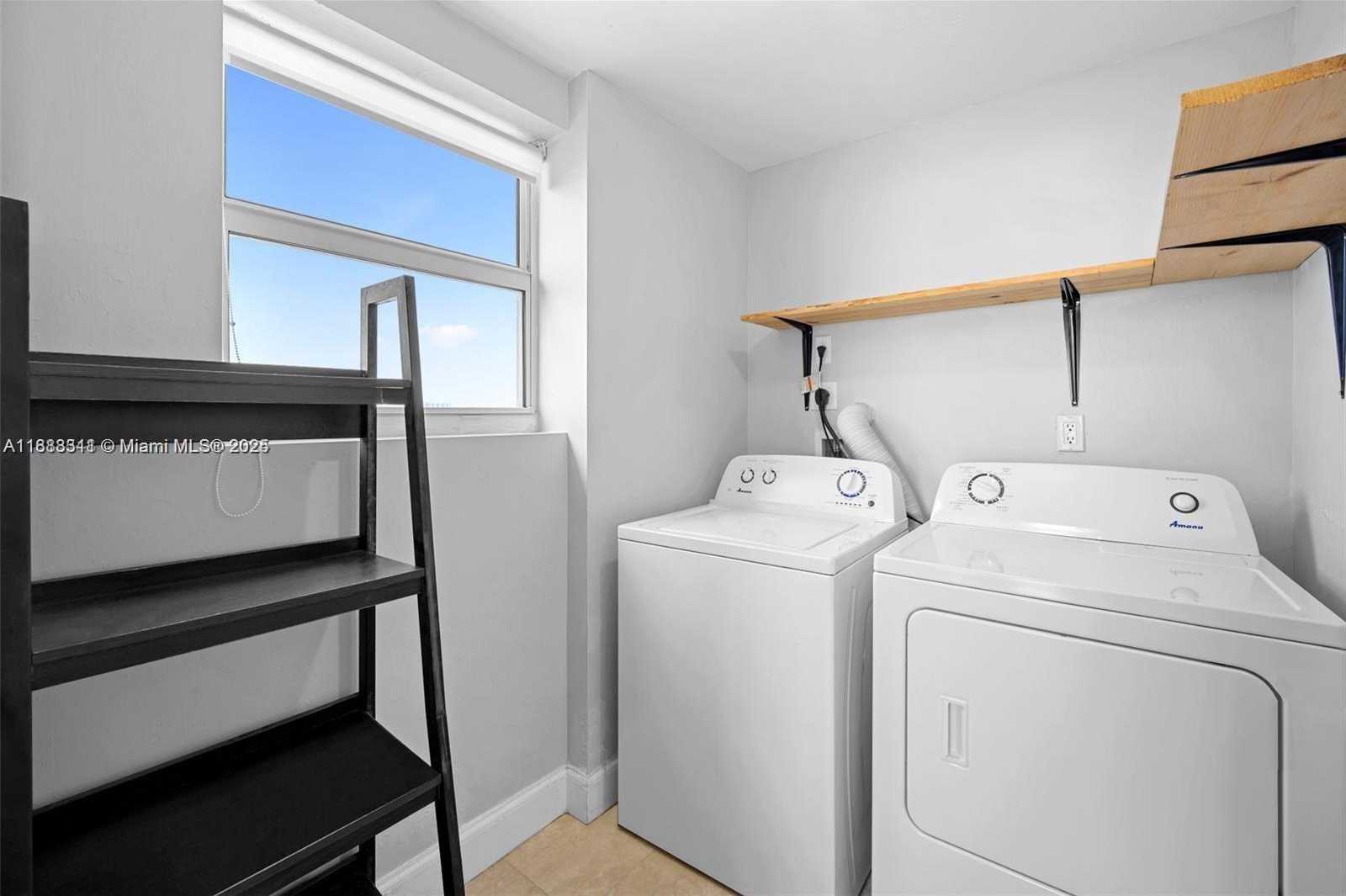 Small Image of 14951 ROYAL OAKS LN #2009, North Miami Number 9