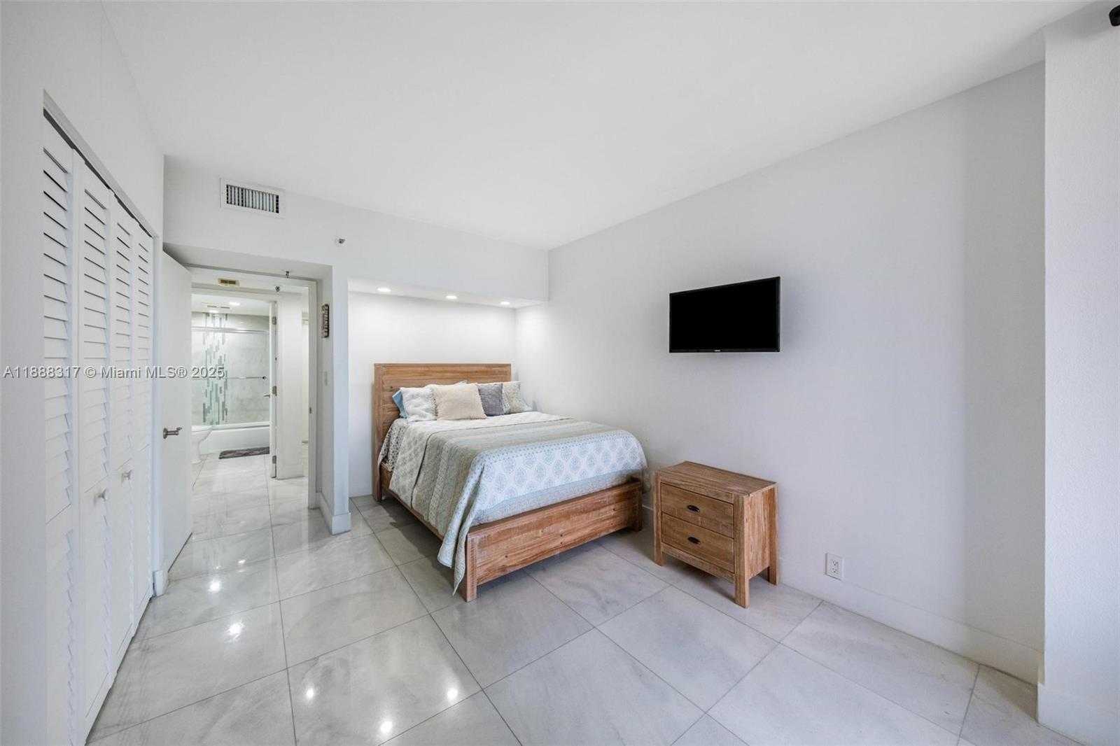 Small Image of 520 BRICKELL KEY DR #A710, Miami Number 13
