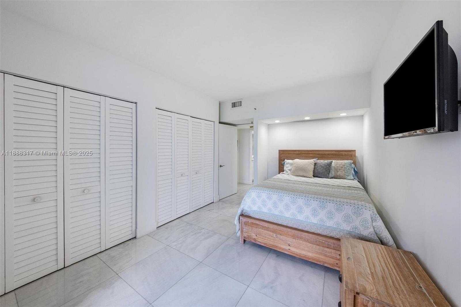 Small Image of 520 BRICKELL KEY DR #A710, Miami Number 14
