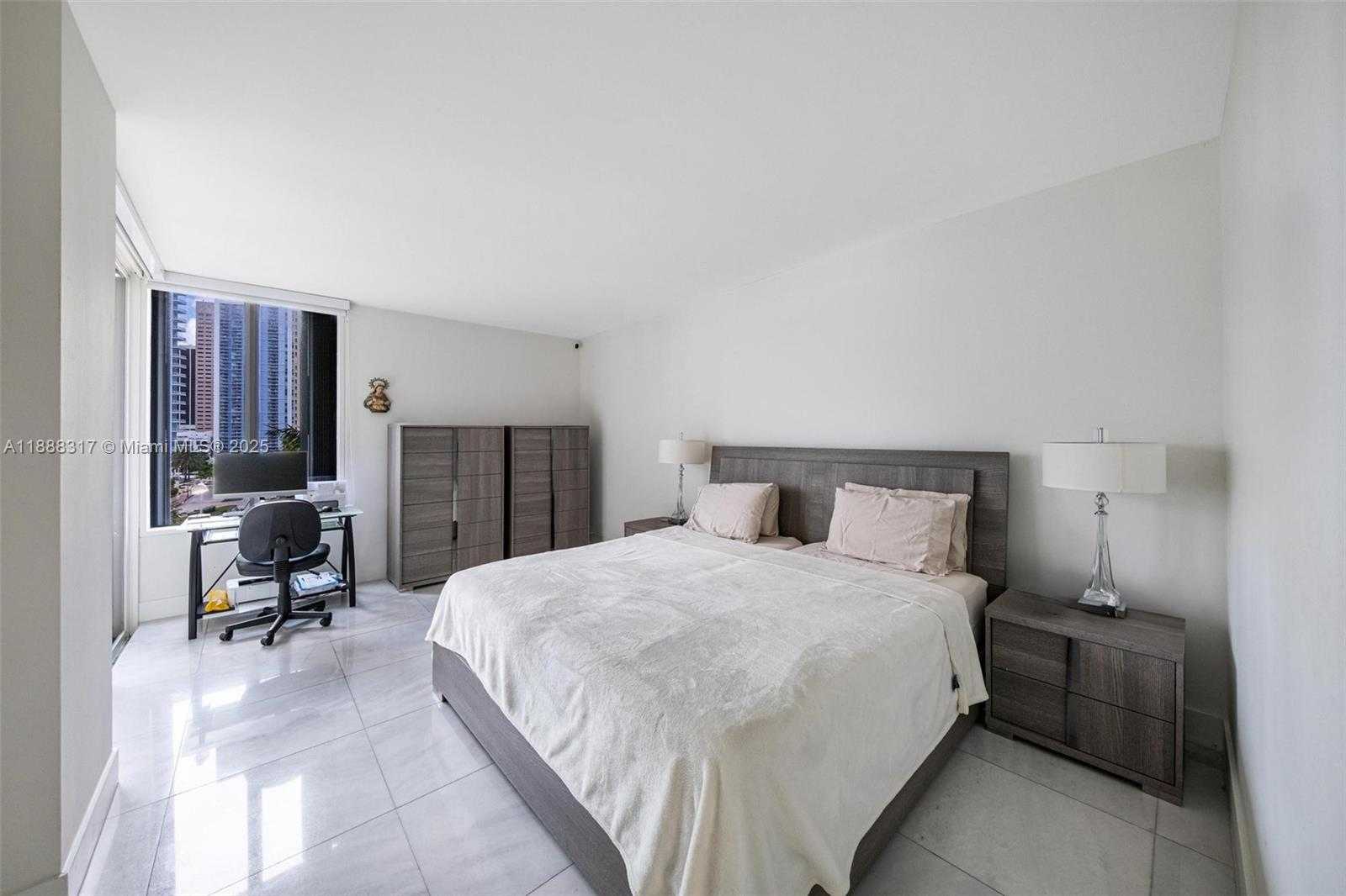 Small Image of 520 BRICKELL KEY DR #A710, Miami Number 5