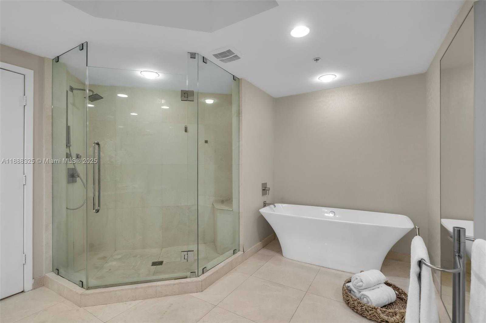 Small Image of 17301 BISCAYNE BLVD #501, North Miami Beach Number 26