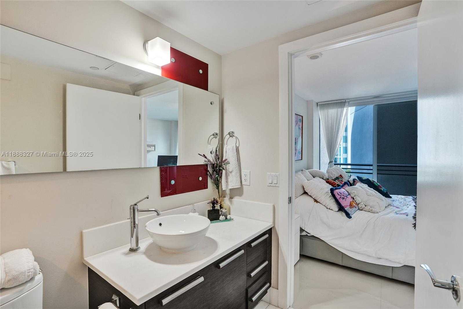 Small Image of Aventura Number 45