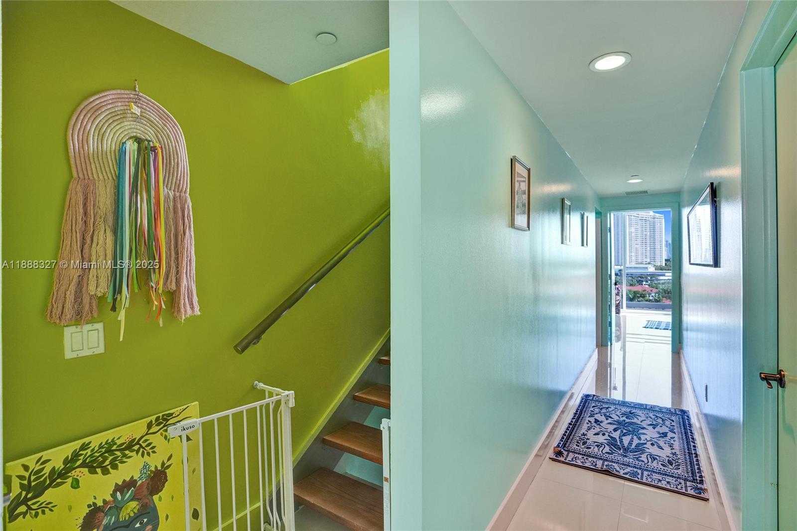 Small Image of Aventura Number 54