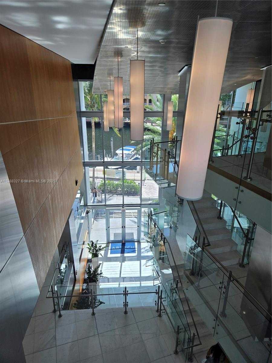 Small Image of Aventura Number 61